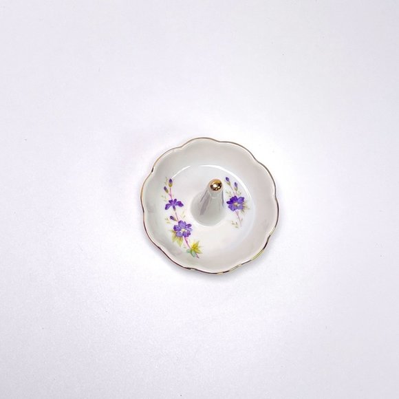 Vintage Ring Porcelain Dish with Handpainted Violets Gilded Gold Tip Japan - Picture 3 of 6